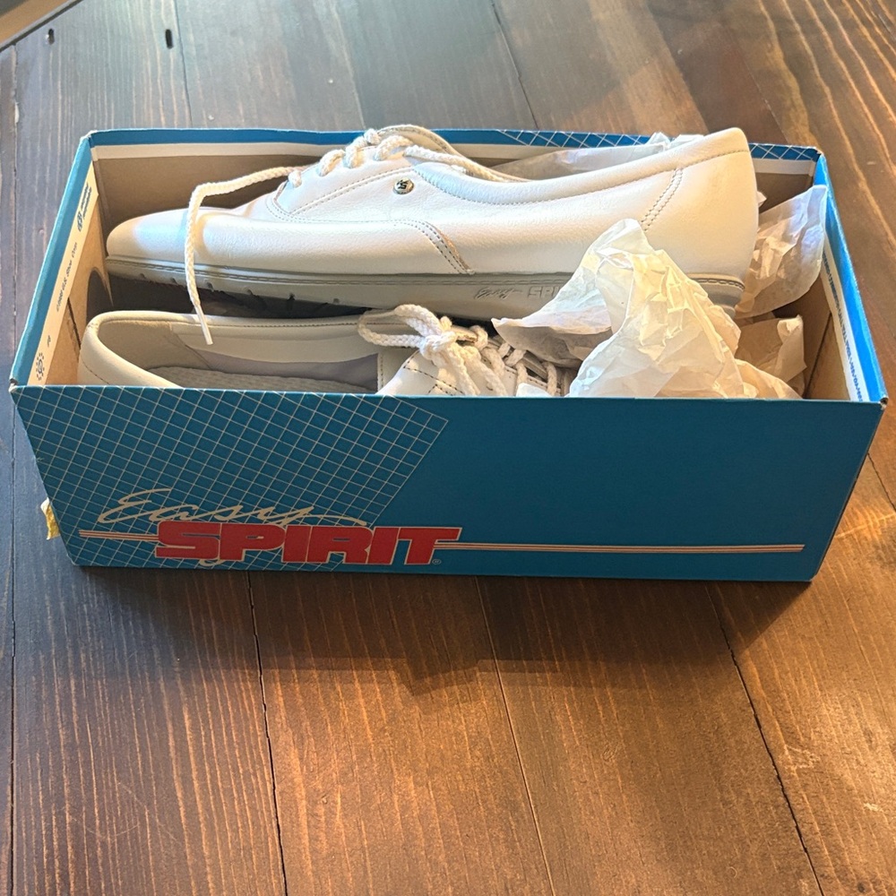 VINTAGE Easy Spirit White Casual Shoes